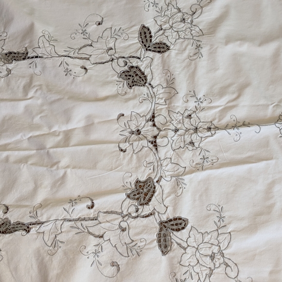 Vintage Madeira Linen Banquet Tablecloth NWOT Rectangular and Huge! - Picture 4 of 7